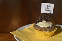 cupcake with a sign saying: I LOVE YOU, MOMMY on a plate