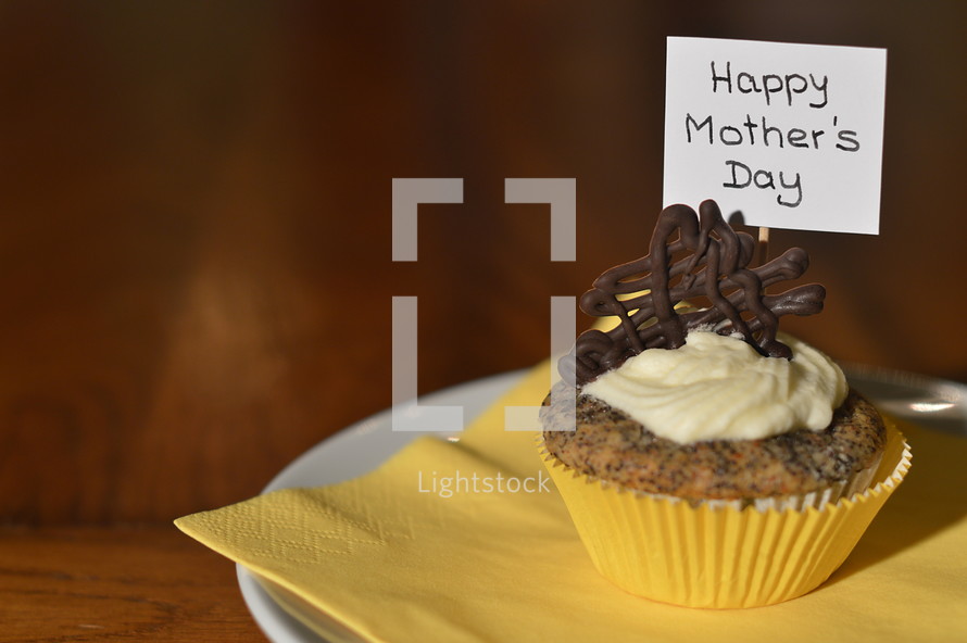cupcake with a sign saying: HAPPY MOTHER'S DAY on a plate