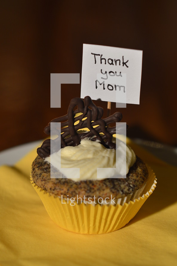 cupcake with a sign saying: THANK YOU MOM on a plate