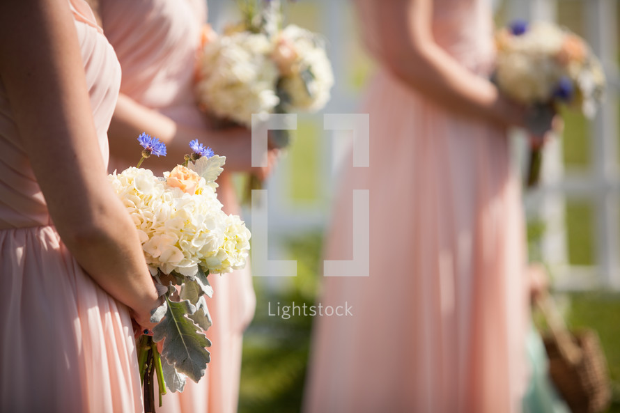 bridesmaids holding bouquets 