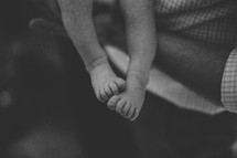 infant bare feet 