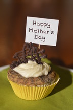 cupcake with a sign saying: HAPPY MOTHER'S DAY on a plate