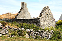 stone cabin in ruins 