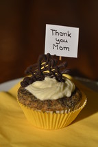 cupcake with a sign saying: THANK YOU MOM on a plate