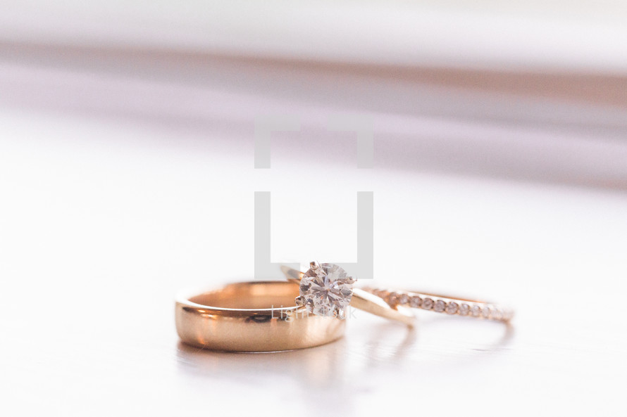 gold wedding bands and diamond ring 