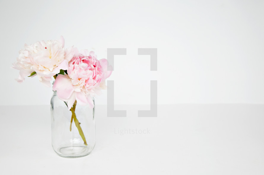 clear vase with pink flowers 