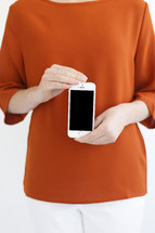 a person holding a cellphone 