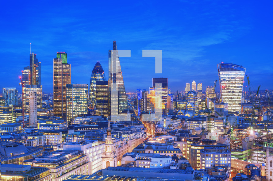 Elevated view of the Financial District of London at dusk.
London.
England.- for editorial use only 