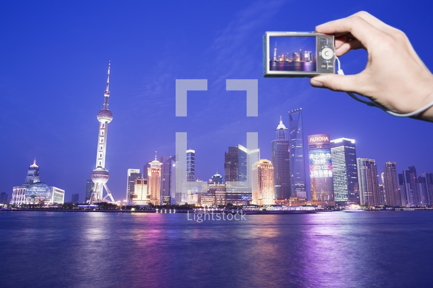 Point of view of a tourist taking a photography with a digital camera of the Pudong skyline at dusk, from the Bund.
Shanghai.
China.
- editorial use only
