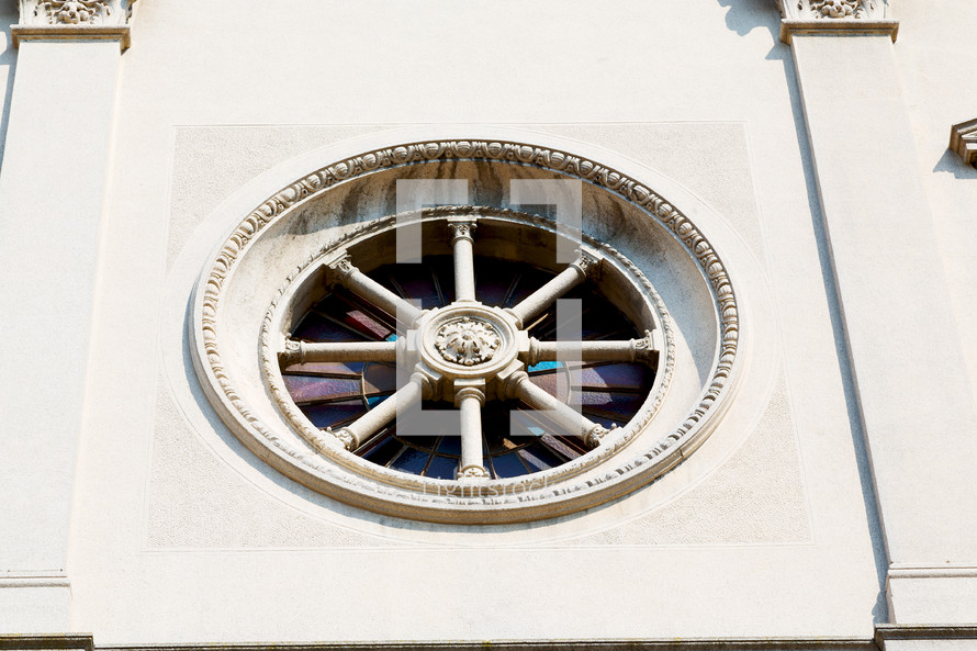 An ornamental window on an old Italian building.