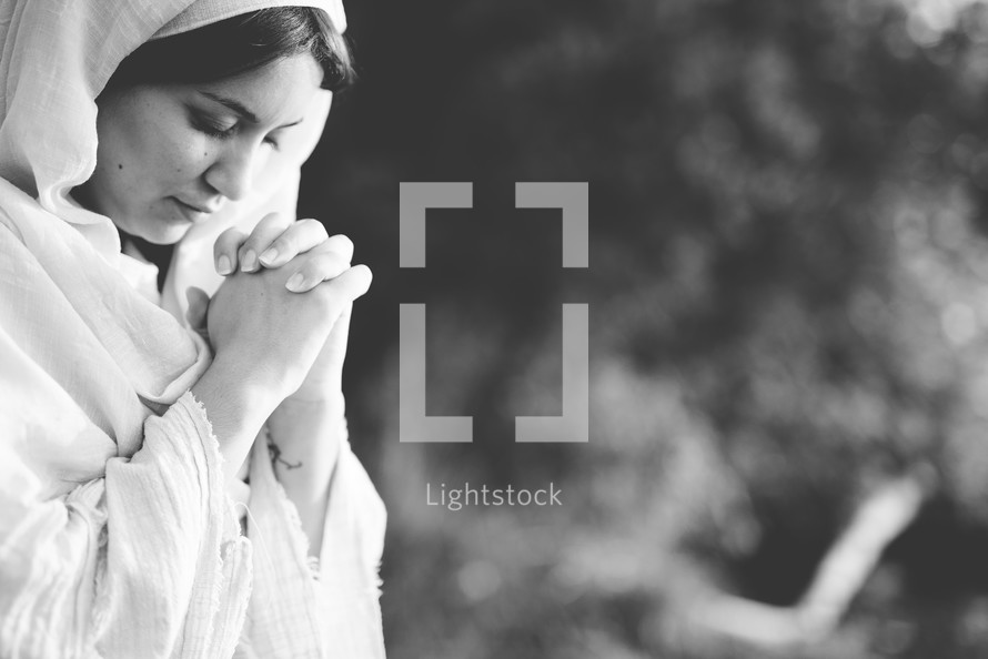 woman in Biblical times praying 