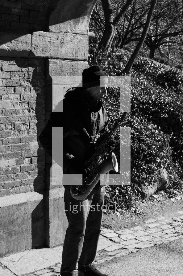 Saxophone playing in NYC in black and white