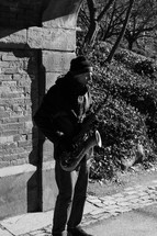 Saxophone playing in NYC in black and white
