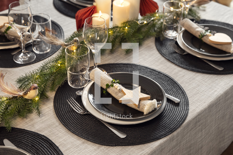 Festive Christmas Table Setting: Elegance and Joy
