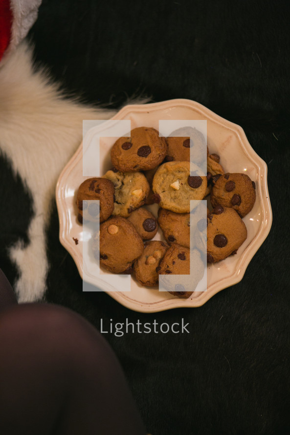 a plate of cookies 