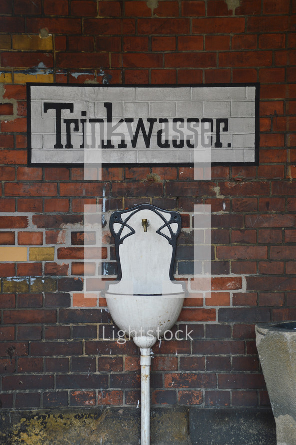 Trinkwasser water fountain 