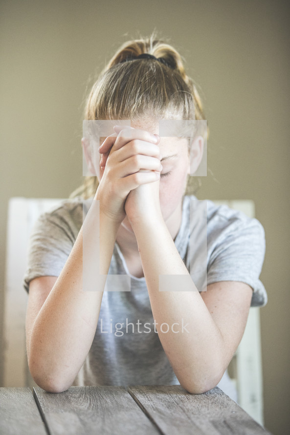 a girl praying 