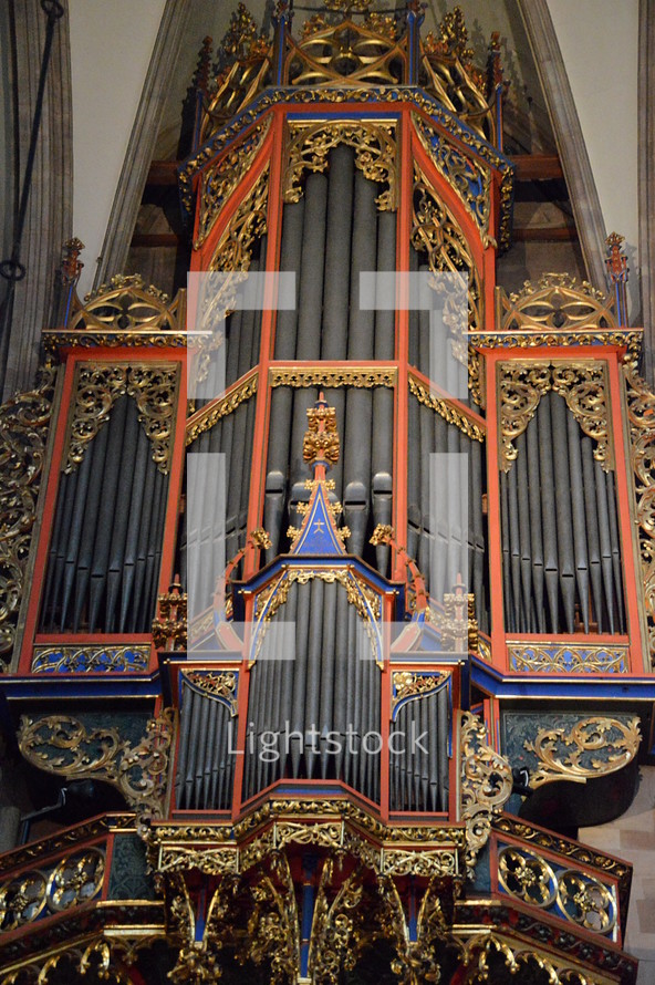 Organ with organ pipes.
