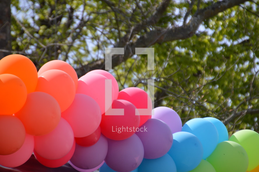 balloon arch in rainbow colors