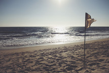 warning flag on a beach 