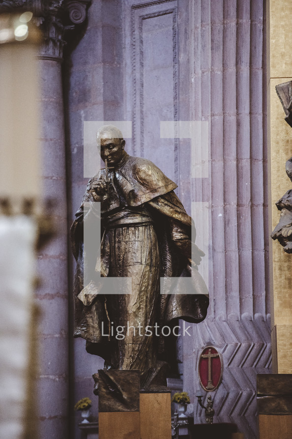 pope statue 