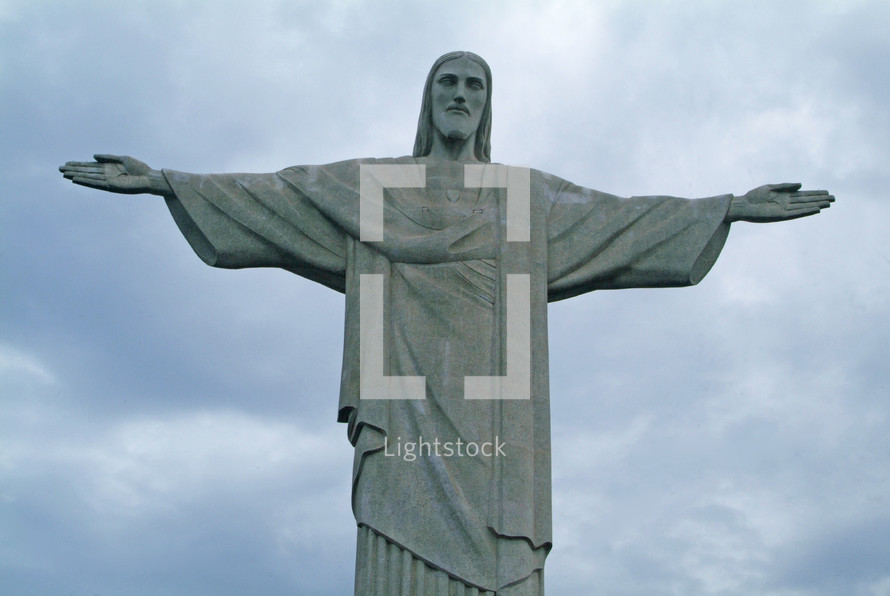 Statue of Jesus with arms extended.