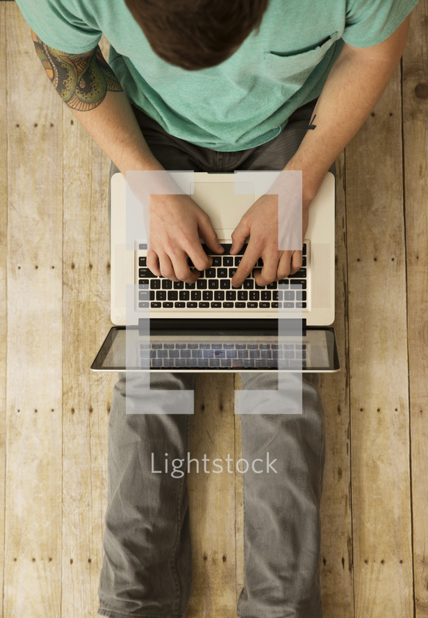 man typing on a laptop 