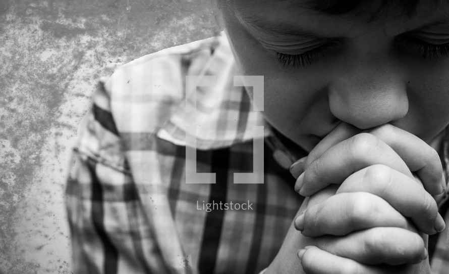 praying boy child 