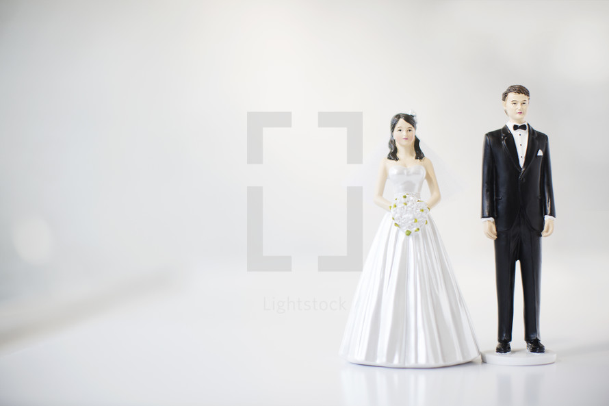 bride and groom figurines 