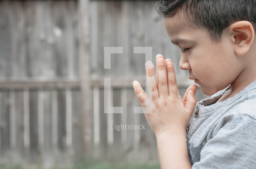 praying boy 