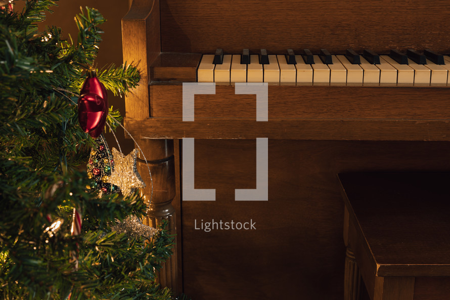 piano and Christmas tree 