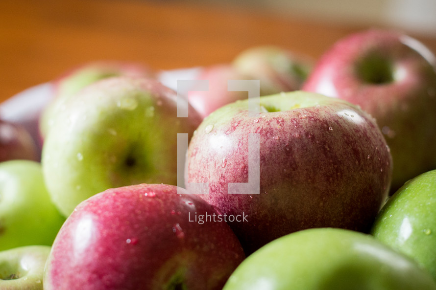 red and green apples 