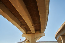 Angles of an overpass with wrong way sign