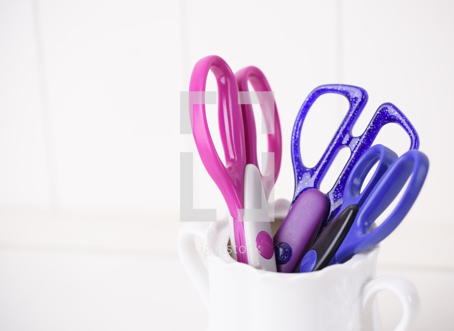 pink and purple scissors 