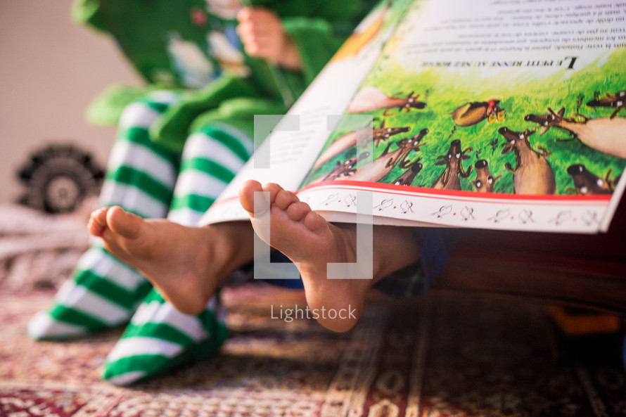 children reading books 