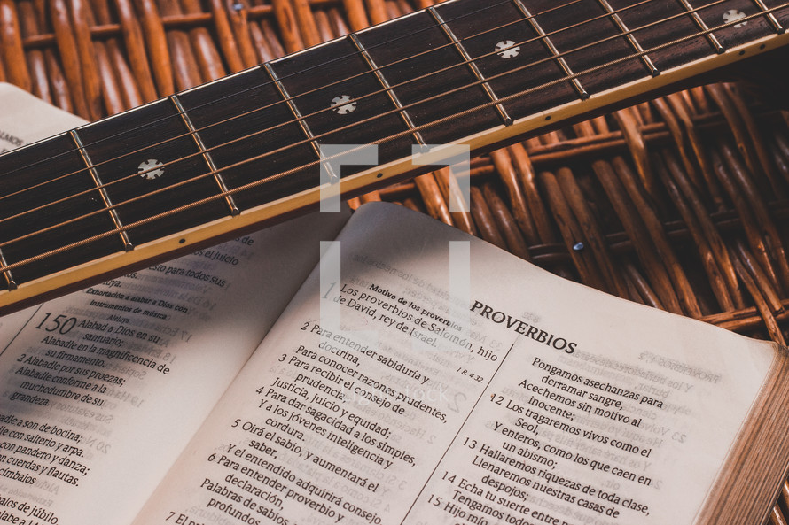 Proverbios and guitar 