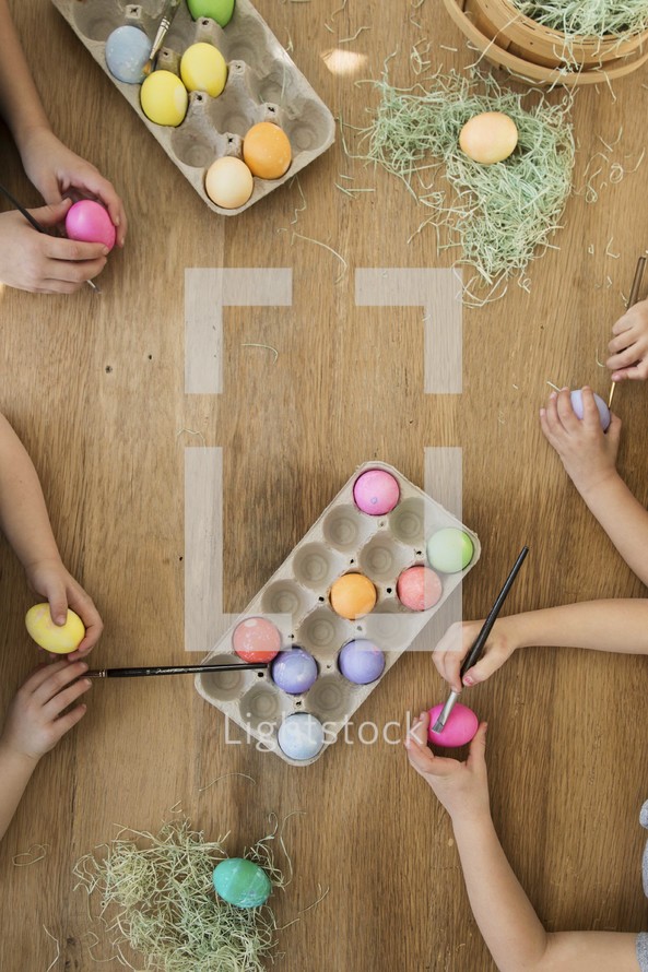 children decorating Easter eggs 