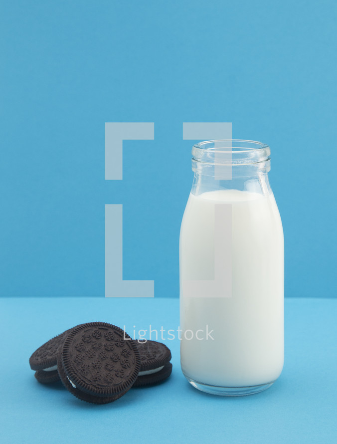 milk and cookies 