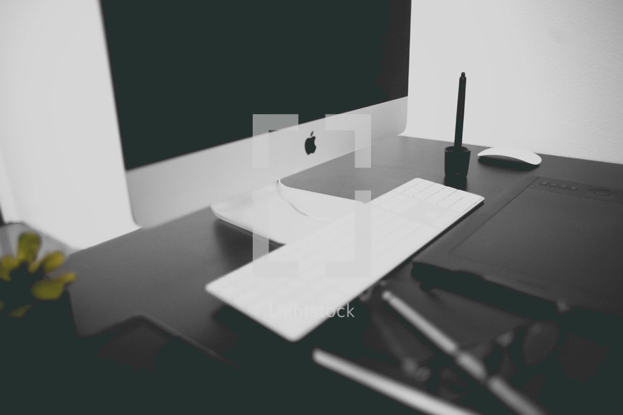 apple desktop computer on a desk 
