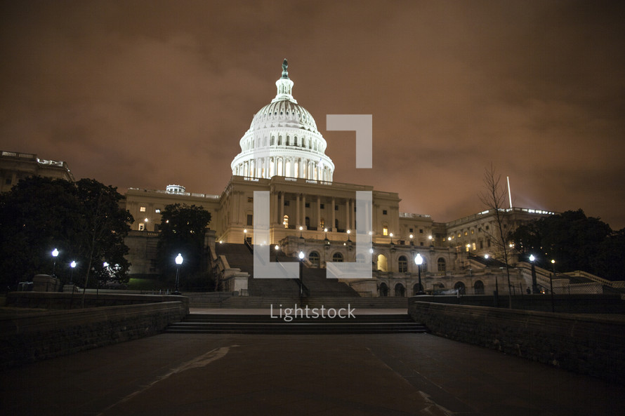 lights on the US capital building 
