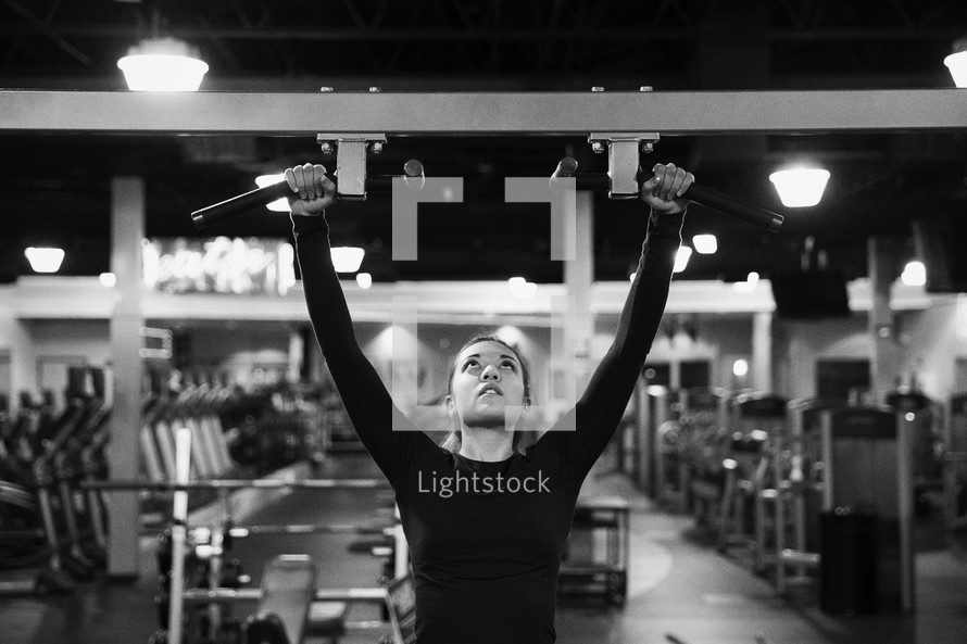 a woman lifting weight at the gym 