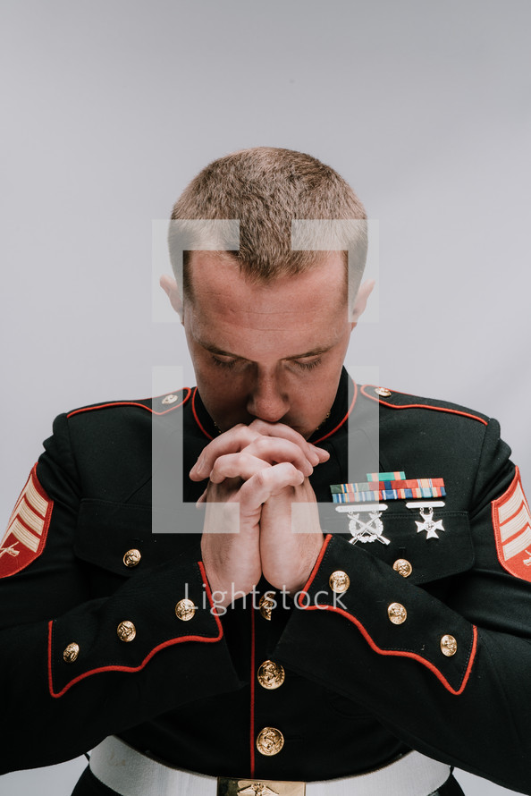 praying marine 