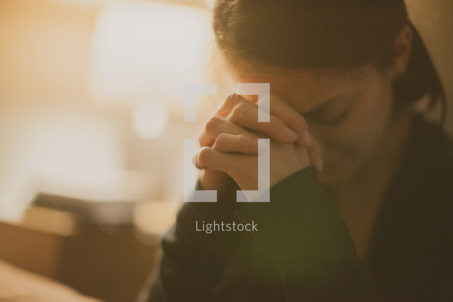 Little girl praying in the morning.little asian — Photo — Lightstock