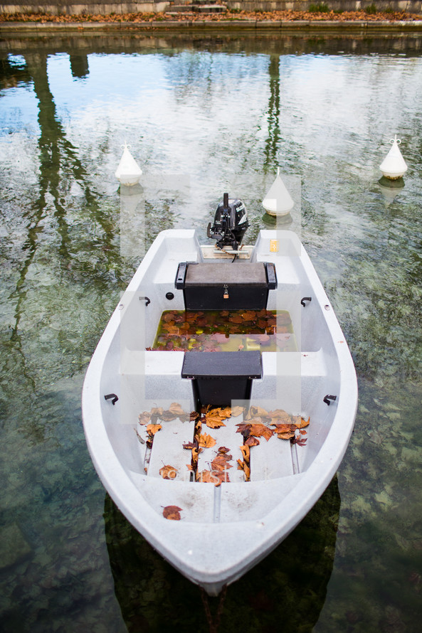 a boat floating on a pond 