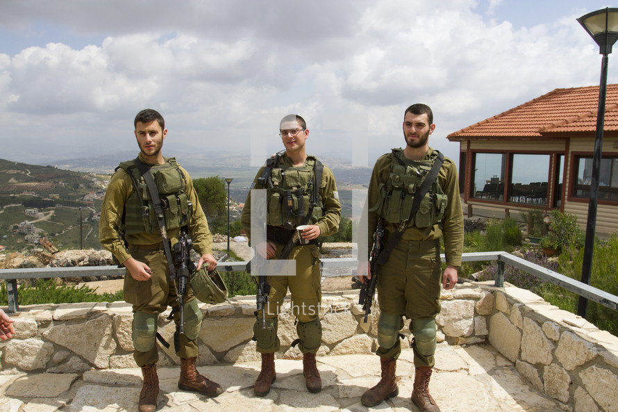 Israeli soldiers with rifles 