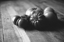 black and white of tomatoes 