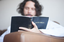 A man reading a Spanish Bible 