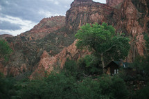 cabin and red rock cliffs 