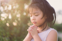 young girl praying 