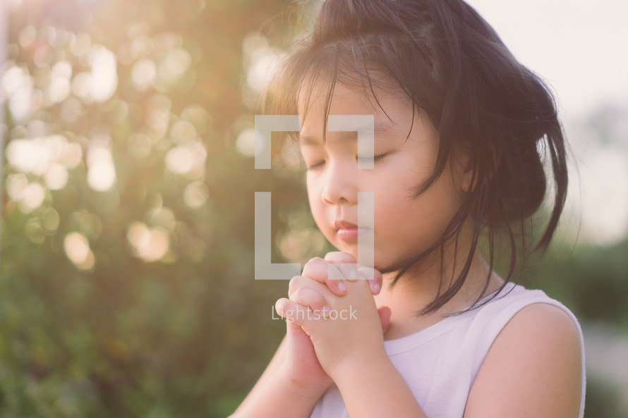 young girl praying 